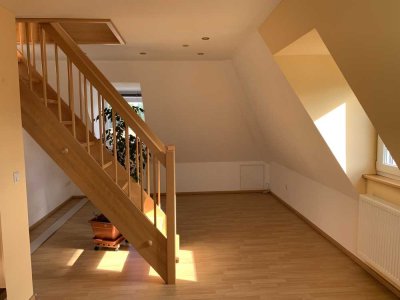 Helle 2-Zimmer-Wohnung im Dachgeschoss mit Einbauküche in zentraler Lage Passau/Haidenhof Süd