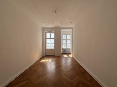 Bezugsfreie 3-Zimmer-Wohnung mit Balkon in Berliner Altbauklassiker