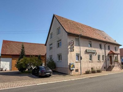 Mehrfamilienhaus + Nebengebäude mit Entwicklungspotenzial zu verkaufen