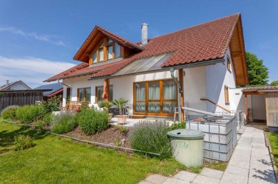 Familienhaus - Solides, gepflegtes und sonniges 2-Familienhaus mit großem Garten in schöner Dorflage