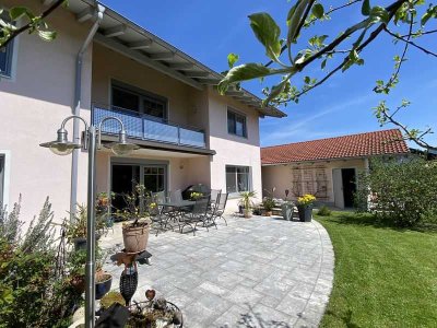 Abseits von Hektik! Großzügige, top gepflegte EG-Wohnung mit TRAUM-Garten und Doppelgarage