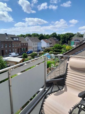 Freundliche 2-Zimmer-Dachgeschosswohnung mit EBK und Balkon in Korschenbroich