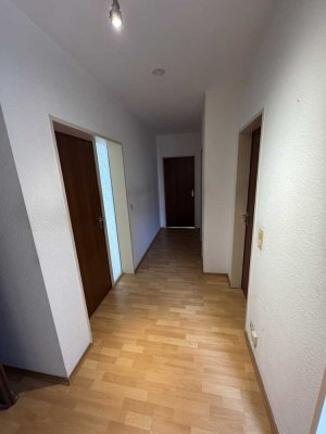 Zentral gelegene EG 2-Zimmer-Wohnung mit Balkon, Keller & Tiefgarage in Troisdorf