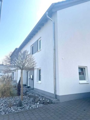 Moderne Doppelhaushälfte mit Garten und Eigentumsgrundstück