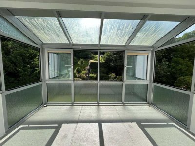 Ankommen, einziehen, wohlfühlen – großzügige Altbauwohnung mit Wintergarten
