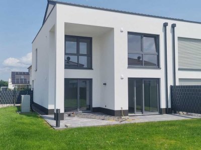 Moderne Doppelhaushälfte mit schönem Garten
