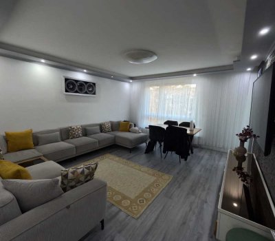 Frisch Renovierte/Sanierte 3 Zimmer Wohnung / Wintergartenbalkon