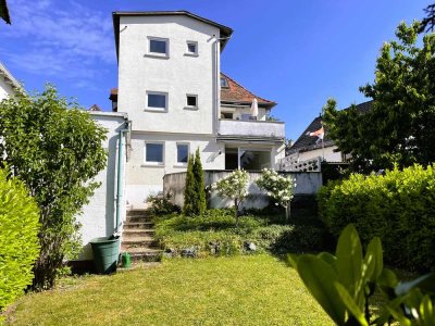 Gepflegtes 3-Parteienhaus in angenehmer Wohnlage mit Garten und Garage.