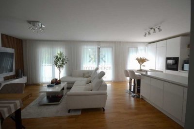 Wunderschöne, helle, teilmöblierte Wohnung von hoher Qualität mit Balkon und Stellplatz.