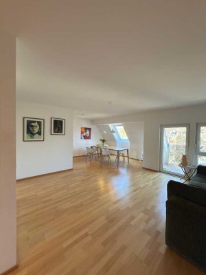 Wunderschöne, helle 4-Zimmer-Maisonette mit Einbauküche (Stellplatz Inklusive)