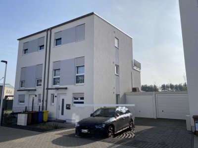 Moderne Doppelhaushälfte mit fünf Zimmern und EBK in Hanau