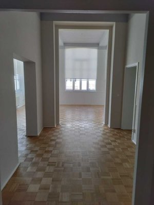2-Raum-Hochparterre-Whg mit Stellplatz, Fußbodenheizung, modernem Bad; Pool und Sauna im Keller