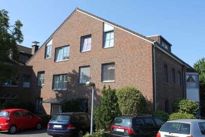 Von Privat - Chice 2,5 Zimmer Dachgeschosswohnung - Zentrale Lage, Blick ins Grüne, inkl. Garage