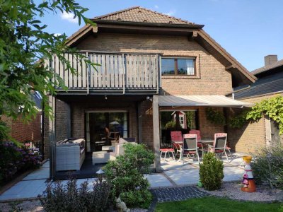 Vollständig renovierte Dachgeschosswohnung mit drei Zimmern sowie Balkon und EBK in Elsdorf