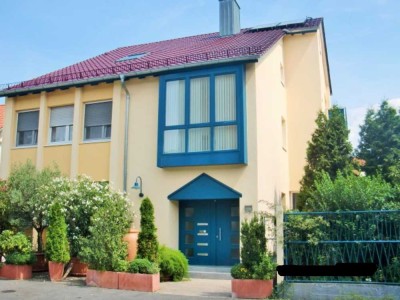 Großzügige 2-Zi-EG-Wg mit 28 qm Nebenraum & 2 Stellplätze u. Keller