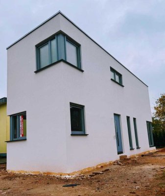 Kleines Einfamilienhaus auf 2 Etagen: Top-ausgestatteter, energieeffizienter Neubau