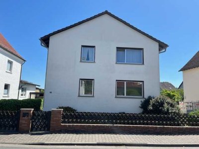 Neu renovierte 3-Zimmer-Wohnung (72 qm) EG Wohnung, Terasse, Garten und Garage