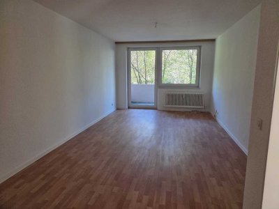 Helle 2 Zimmer Wohnung mit Balkon!