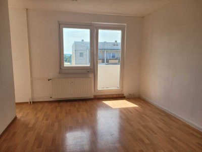 Schöne 1 Raum Wohnung mit Balkon und Aufzug, 1 min zur Bahn