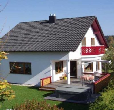 Freundliches Einfamilienhaus und Betriebsgebäude im Industriegebiet