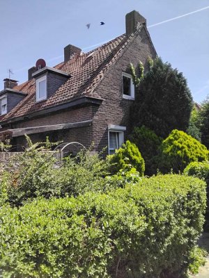 Charmantes, vermietetes, teilweise renoviertes und modernisiertes Reihenendhaus mit Garage