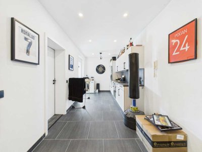 Hochwertig renovierte 4-Zimmer-Wohnung mit Wintergarten in bester Lage von Kumpfmühl!