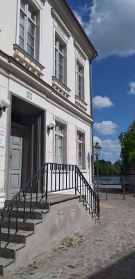 Dachgeschosswohnung direkt am Wasser in Citylage