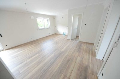 Moderne 2-Zimmer-Wohnung mit großer Dachterrasse und Garage!