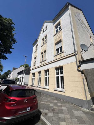 Barrierefreie exklusive 2,5 Zi-Altbauwhg. mit Charme! EBK, Freisitz, Gartennutzung & Kfz-Stellplatz!