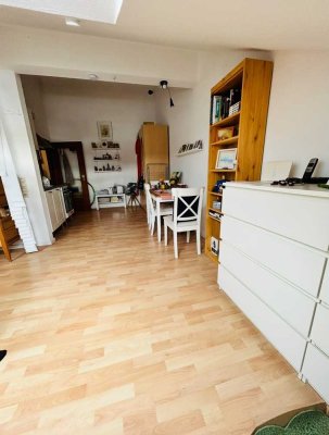 Lichtdurchflutetes 1-Zimmer-DG-Apartment mit Weitblick & Tiefgaragenstellplatz