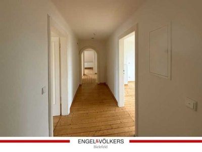 Sanierte und großzügige Altbauwohnung mit viel Licht und Charakter