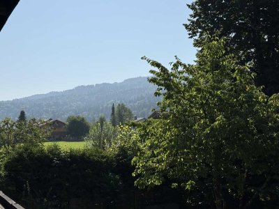 Zentrale, Sonnige 2 Zimmer Balkonwohnung mit Bergblick auf den Hochfelln