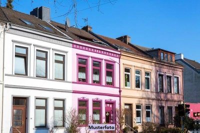interessantes Bauträgerprojekt: Reihenhausanlage mit drei Einheiten im Rohbauzustand