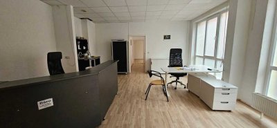 Helle Erdgeschosswohnung mit Office-Charme