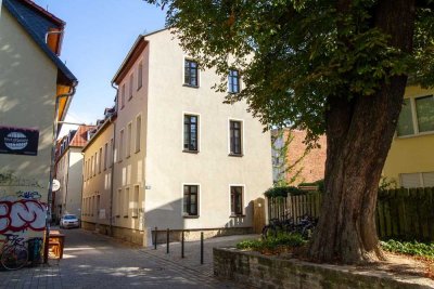 „Altbau trifft Ruheoase – zentrale 1-Zimmer-Wohnung mit Terrasse zum Innenhof“.