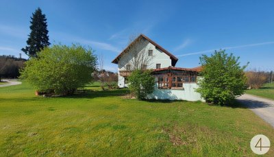 Rarität an der Grenze zu Deutschland. Zweifamilienhaus mit 6,4ha Grund
