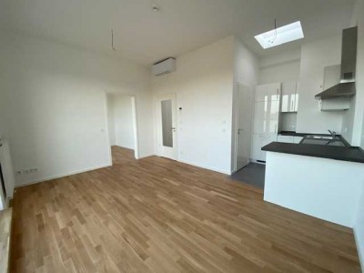 Hoch hinaus im Spreekarree – stilvolle 2 Zimmerwohnung mit Klima, EBK & Spree-Feeling