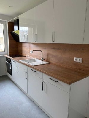 Hochwertig sanierte 2-Zimmer-Wohnung (Erstbezug) mit Balkon und neuer Einbauküche