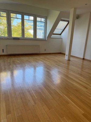 3 Zimmer Dachgeschosswohnung in guter Lage unweit Kurfürstendamm  ( bezugsfrei )