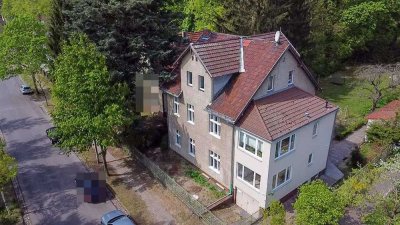 Großzügige Altbauwohnung im Erdgeschoss – modernisierungsbedürftig mit außergewöhnlichem Potenzial!