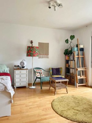 Zentrale, helle Wohnung mit Sonnenbalkon, moderner Küche & Badewanne – perfekt für Studierende!