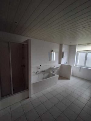 Große 3-Zimmer mit Laminat, Balkon, Wanne und Dusche in ruhiger Lage