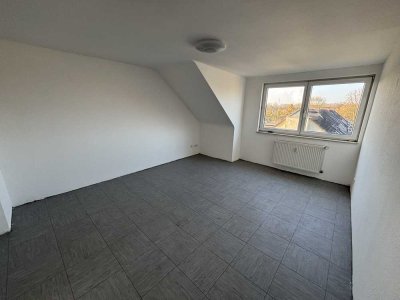 Schöne 3 Zimmer Lichtdurchflutete, gut geschnittene Wohnung mit Tageslichtwannenbad