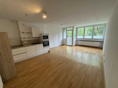 Top-Lage, 2-Zimmer barrierefrei Wohnung-besondere Ausstattung, Einbauküche, und renoviert Badezimmer