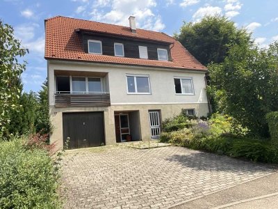 Charmantes Zweifamilienhaus mit herrlichem Grundstück und Hohenneuffenblick