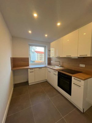 2-Zimmer Wohnung mit Einbauküche und Balkon - Frisch saniert