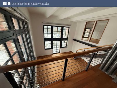 Raum, Licht, Geschichte: Außergewöhnliche Industrieloft-Maisonette mit Südbalkon