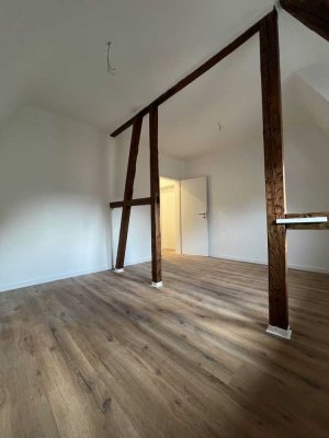 Erstbezug in sanierte DG Wohnung (72qm auf 2,5 Zimmer, EBK, Fußbodenheizung, Abstellraum und Keller)