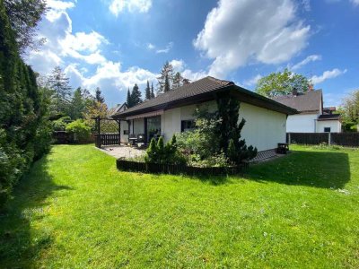 BUNGALOW MIT GROSSEM GARTEN UND GARAGE – RENOVIERUNGSBEDÜRFTIG MIT VIEL POTENZIAL