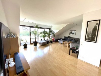 Lichtdurchflutete 3 Zimmer Dachgeschosswohnung, mit 2 Balkonen in ruhiger, grüner Lage von MG Rheydt